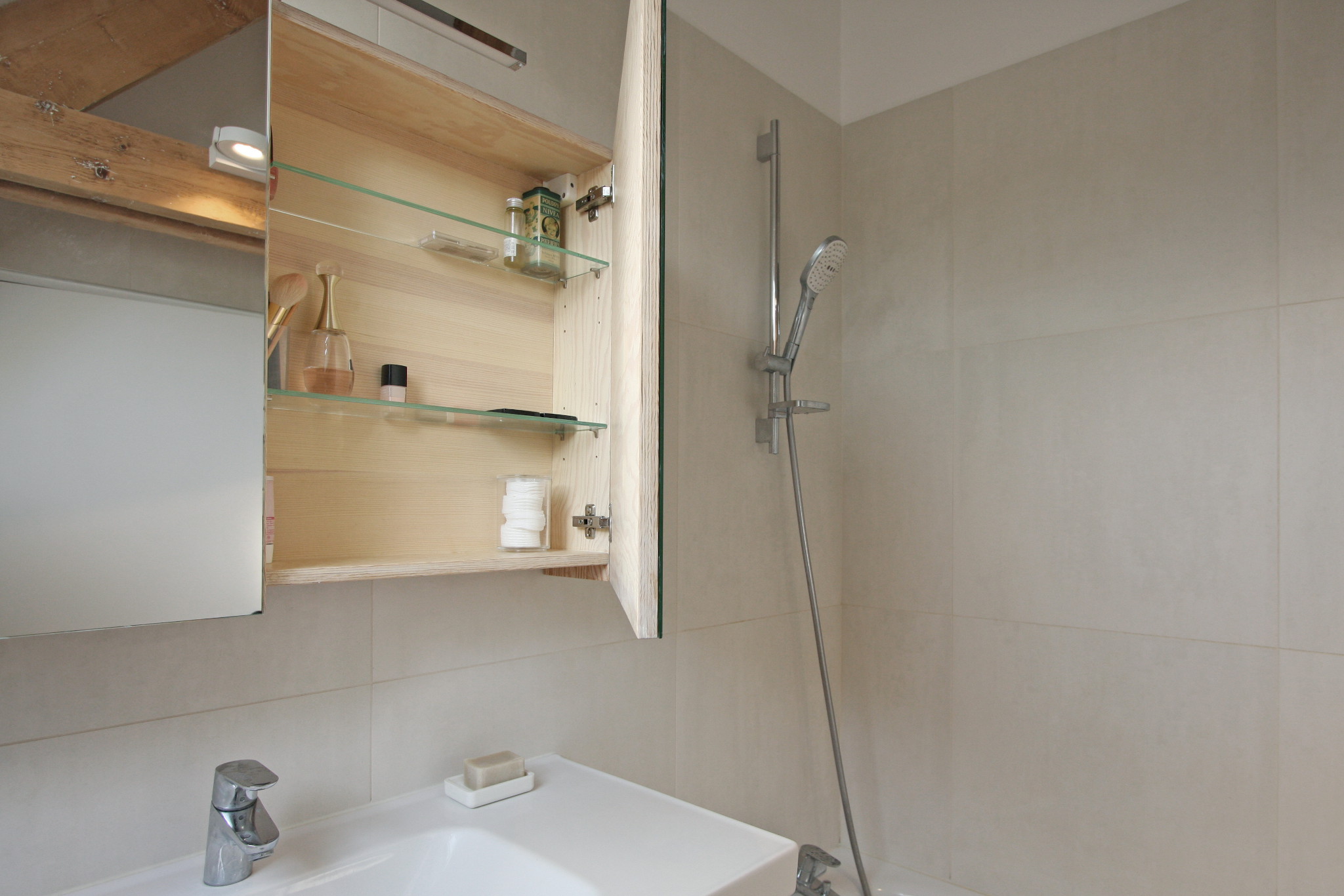 Nonjetable-Bathroom-Mirror-Cupboard-Pine-Plywood