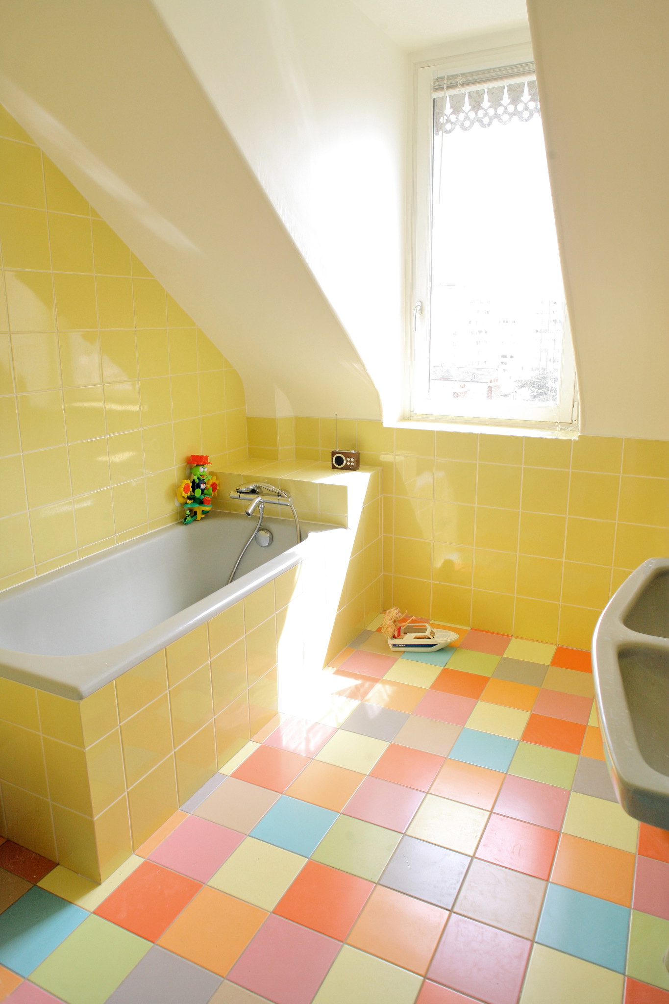 Nonjetable-Colourful-Childrens-Bathroom-01