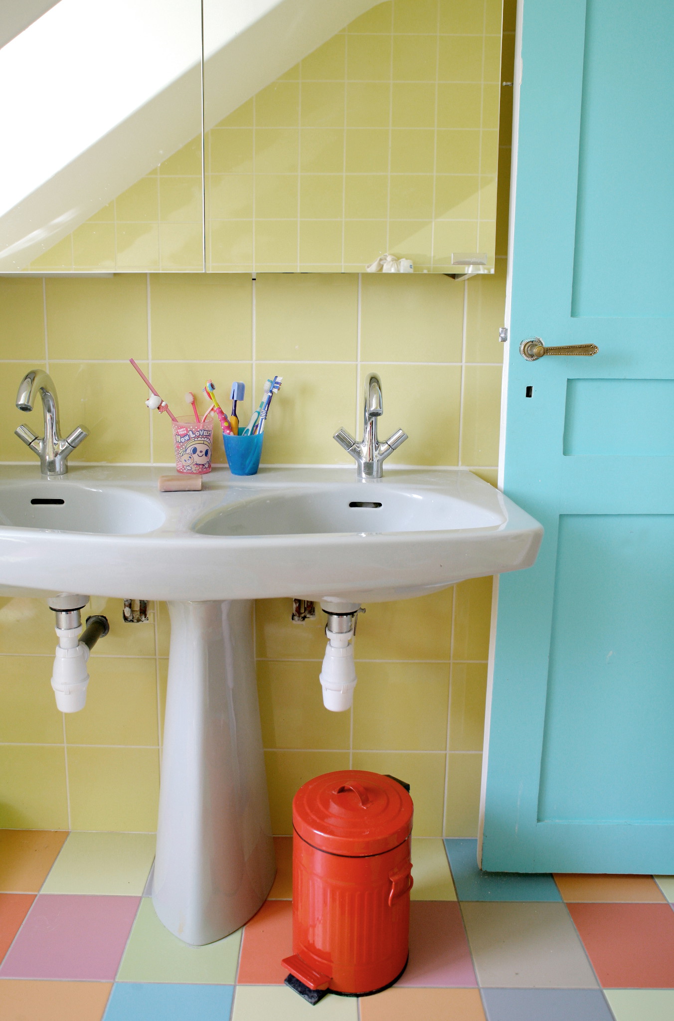 Nonjetable-Colourful-Childrens-Bathroom-02