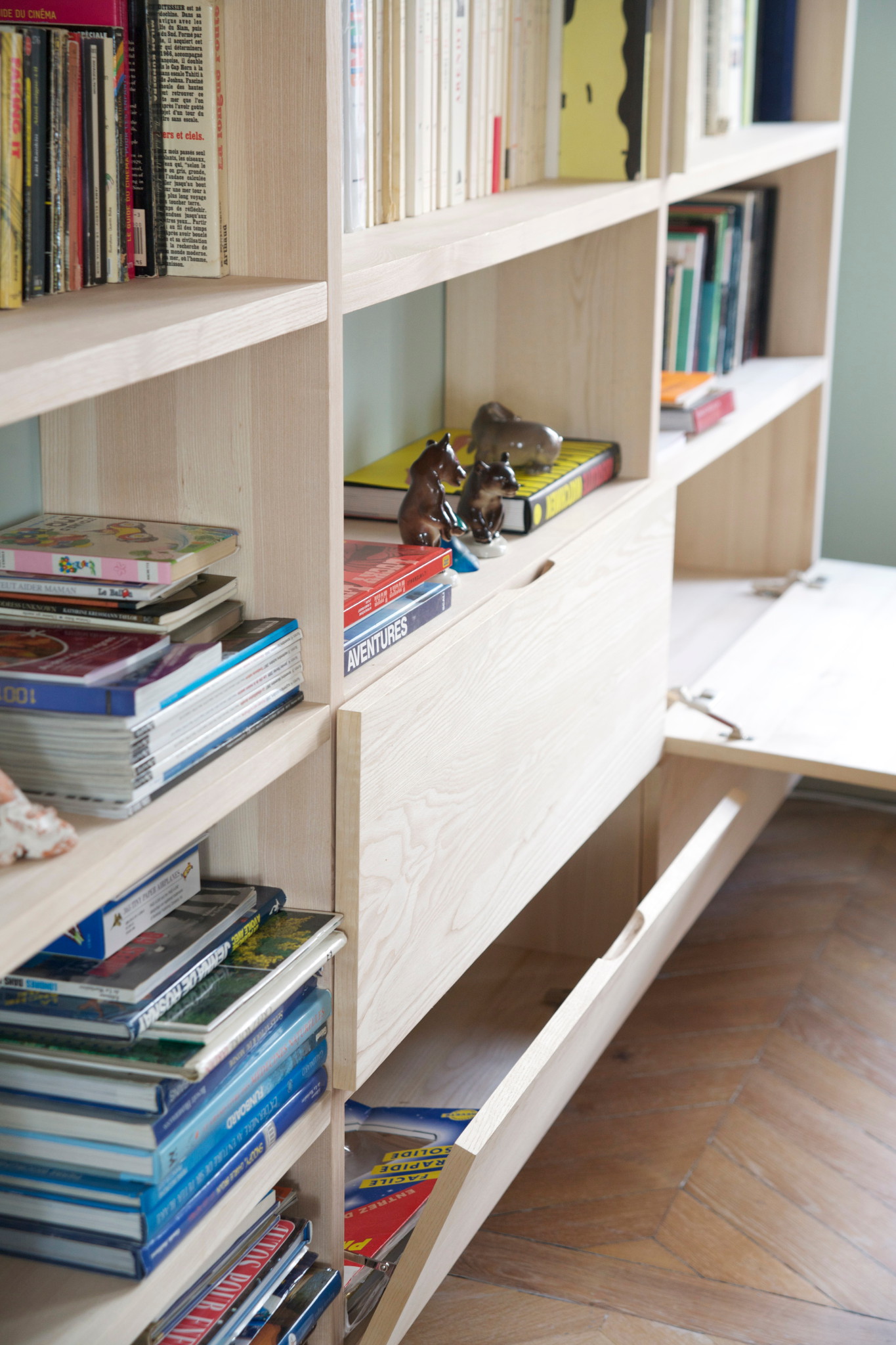 Nonjetable-Custom-Made-Solid-Ash-Library-for-a-Living-Room-Detail