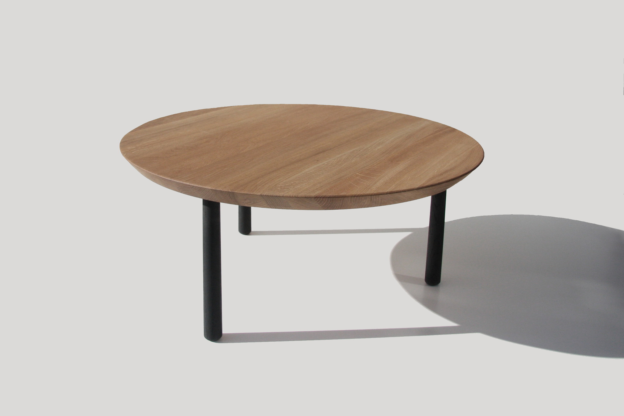 Nonjetable-Round-Solid-Oak-Table-01