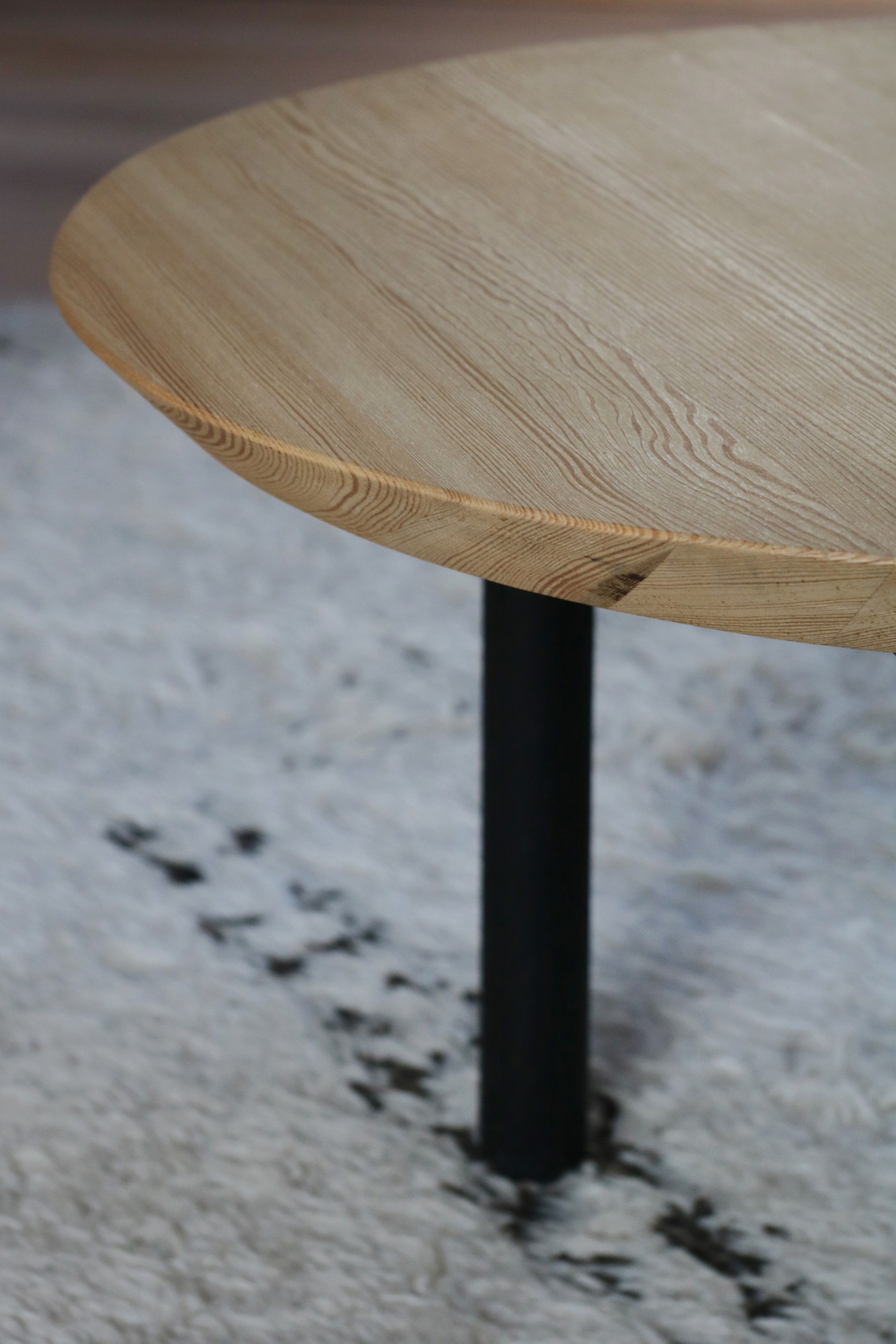 Nonjetable-Round-Solid-Pine-Table-Detail-Edge