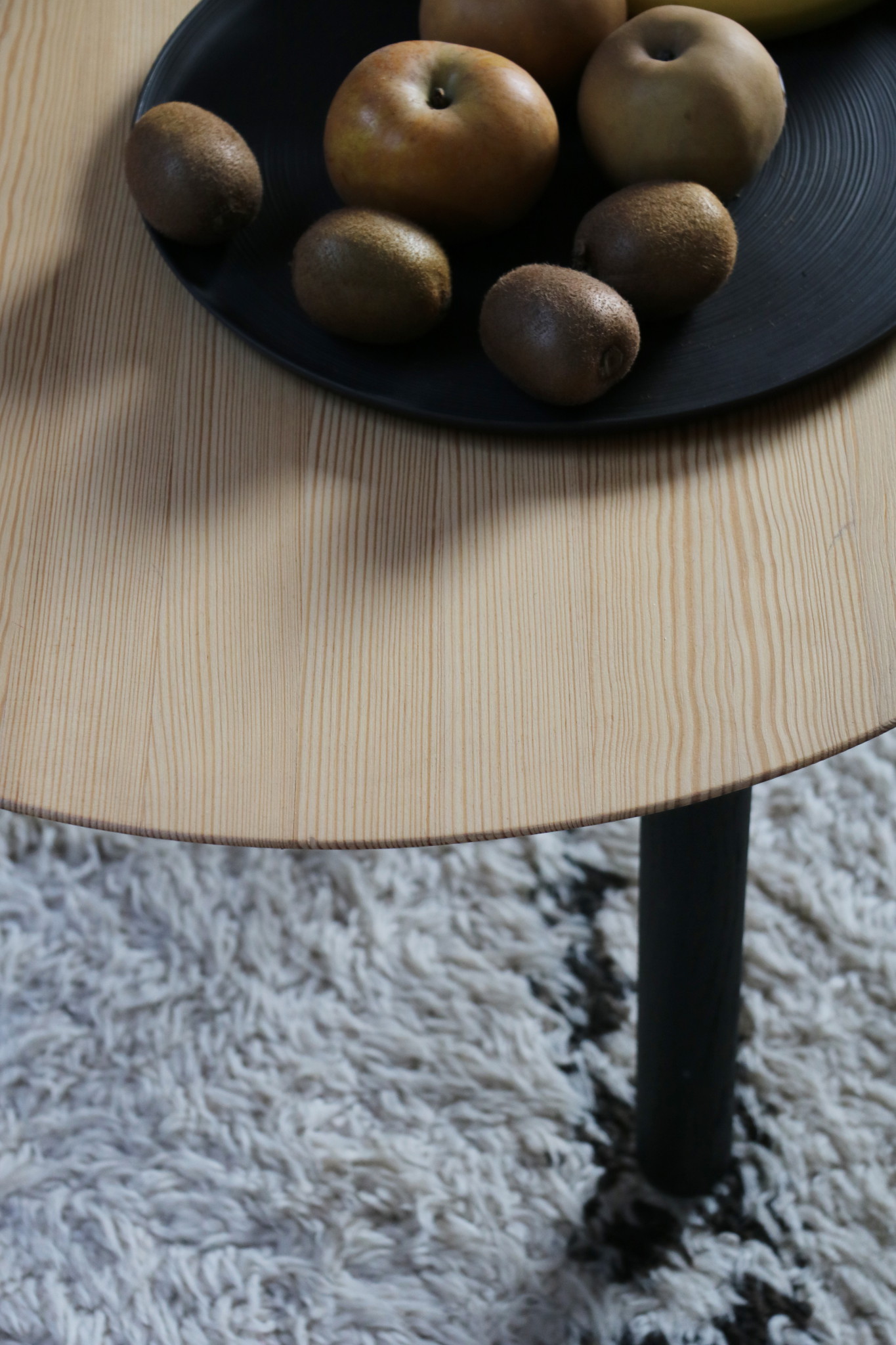 Nonjetable-Round-Solid-Pine-Table-Detail-Fruits