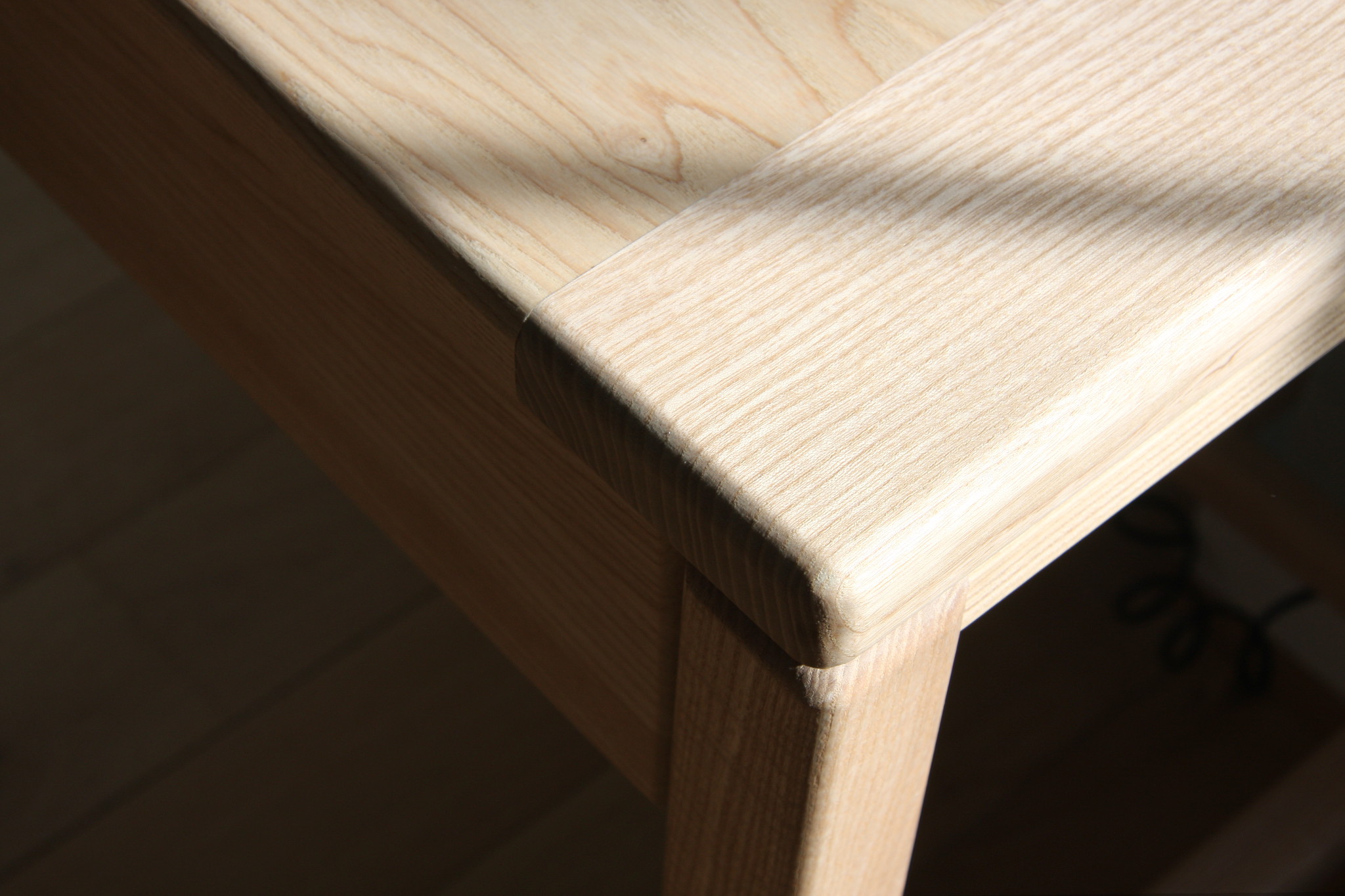 Nonjetable-Solid-Ash-Made-To-Measure-Desk-Detail-Leg