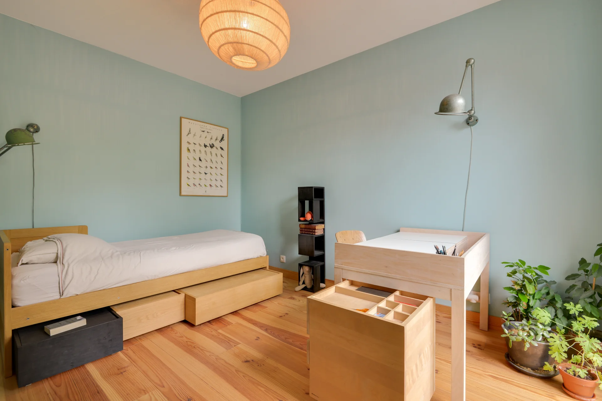 Chambre avec lit, bureau, caisson, rangements, bibliothèque, suspension de la collection Nonjetable