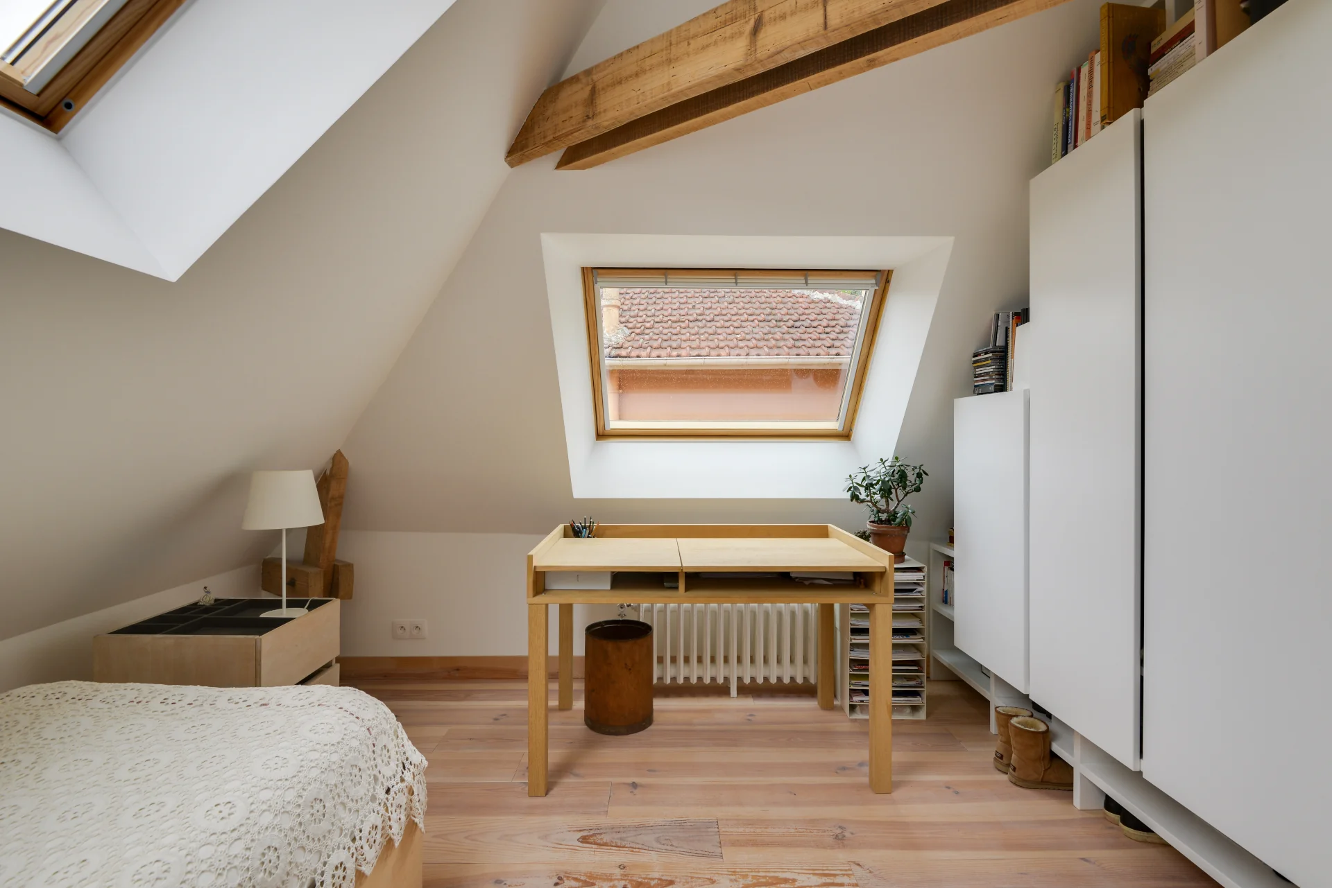 Dressing sur mesure dans des combles et bureau en chêne Nonjetable pour un projet d'architecture