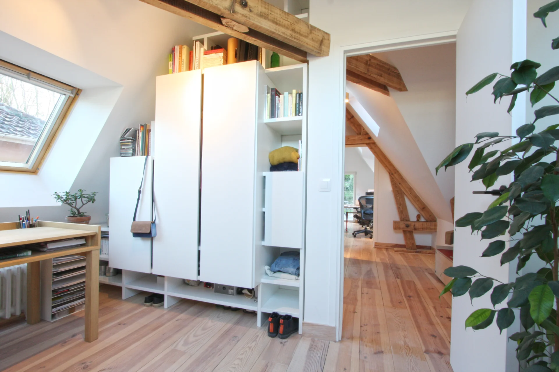 Armoire intégré sous combles avec de multiples rangements (vêtements, livres, accessoires)