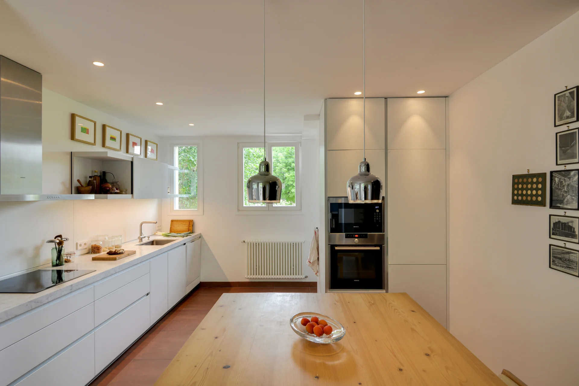 Cuisine aménagée avec Ilot central conçue par Nonjetable pour un projet d'architecture intérieur