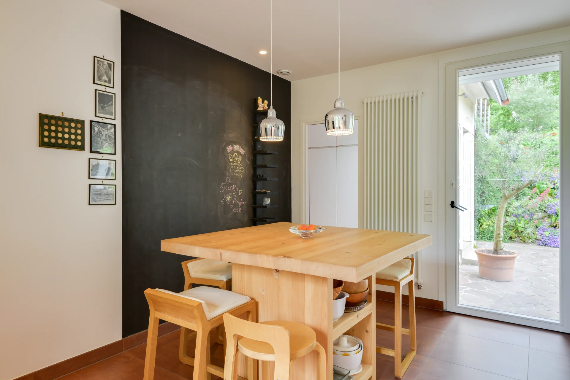Ilot de cuisine en pin sur mesure réalisé par Nonjetable pour un projet d'architecture