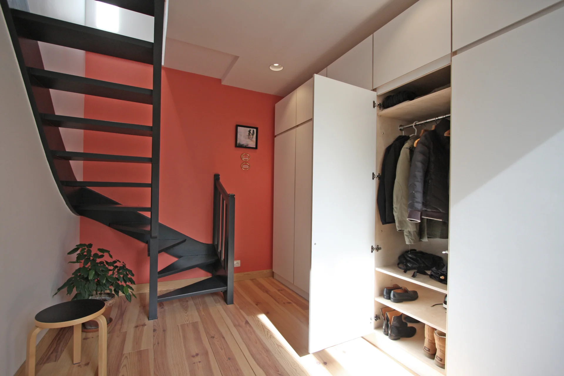 Entrée d'un projet d'architecture Nonjetable. Dressing sur Mesure pour rangement de manteaux, chaussures, table à repasser, objets.