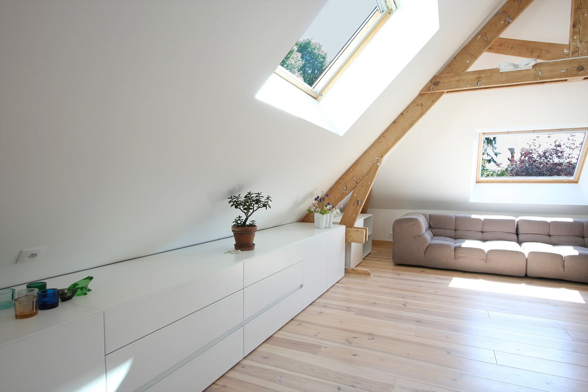 Rangement de vêtements sur mesure dans des combles - projet d'architecture intérieur a01