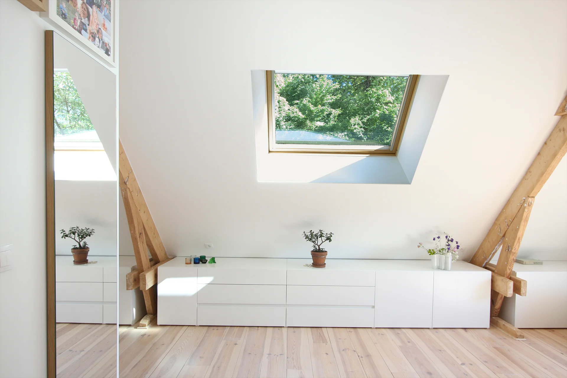 Rangement de vêtements sur mesure dans des combles - projet d'architecture intérieur a01