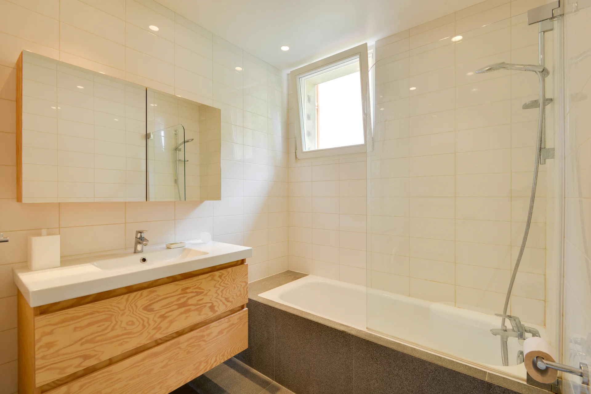 Meuble pour vasque et armoire miroir sur mesure réalisés par Nonjetable pour un salle de douche