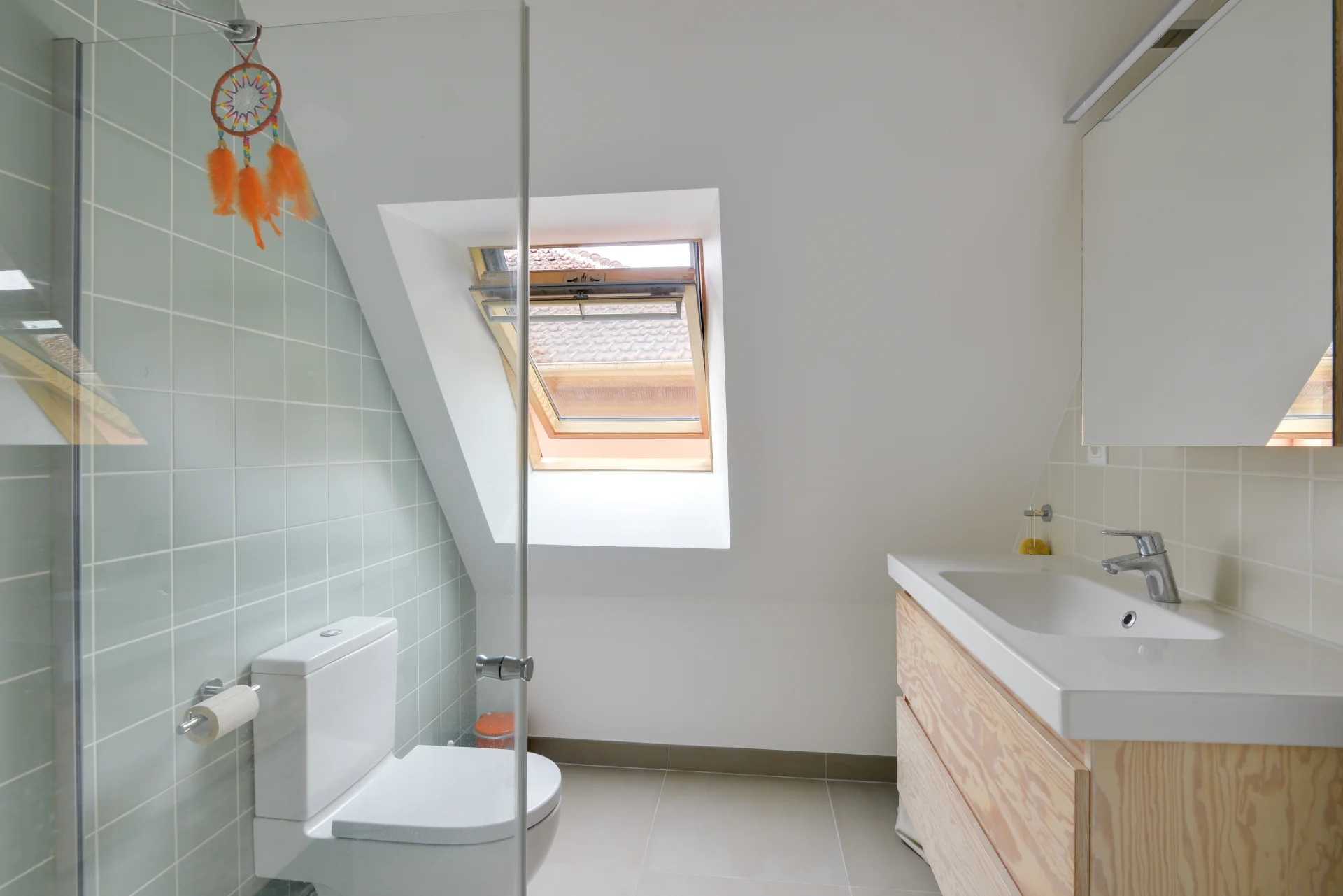 Meuble pour vasque et armoire miroir sur mesure réalisés par Nonjetable pour un salle de douche