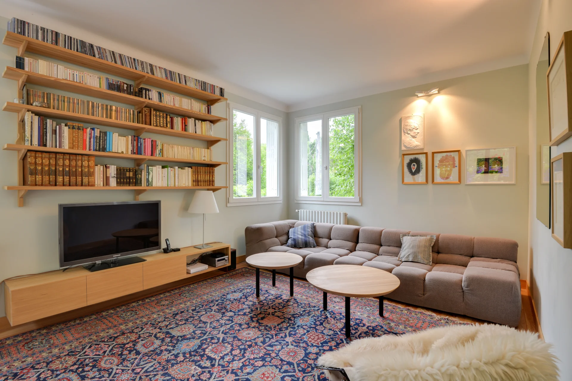 Tables basses, étagères, meuble télé sur mesure Nonjetable dans un salon lumineux