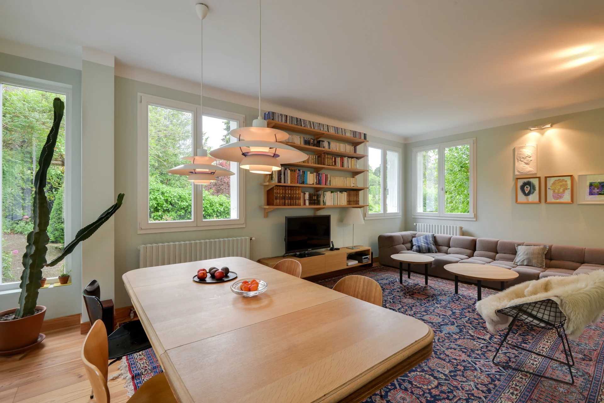 Tables basses, étagères, meuble télé sur mesure Nonjetable dans un salon lumineux