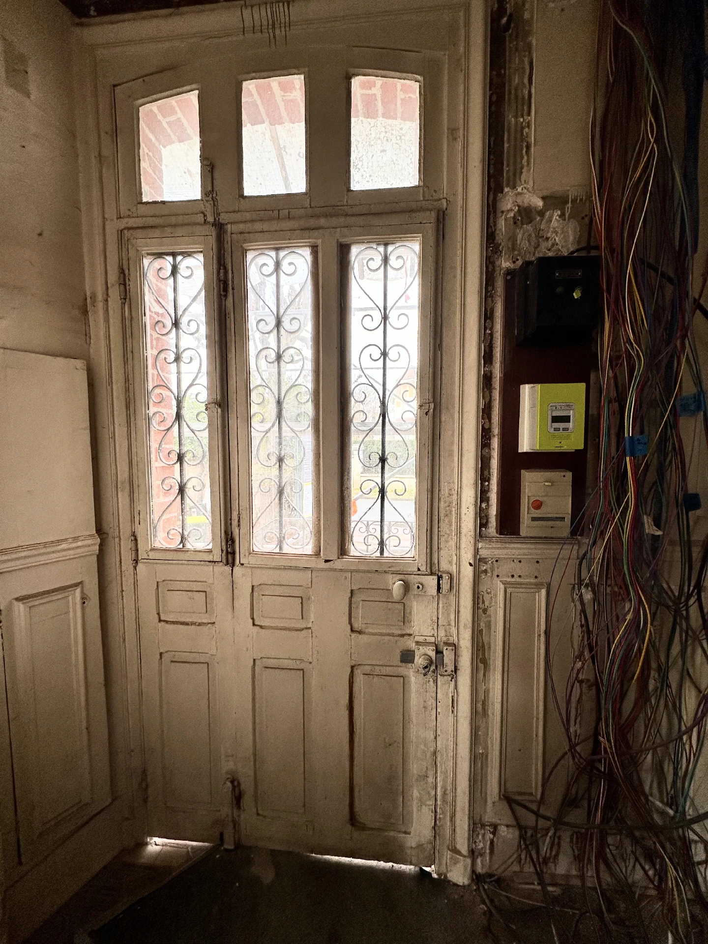 Porte extérieure avant rénovation Porte extérieure avant rénovation